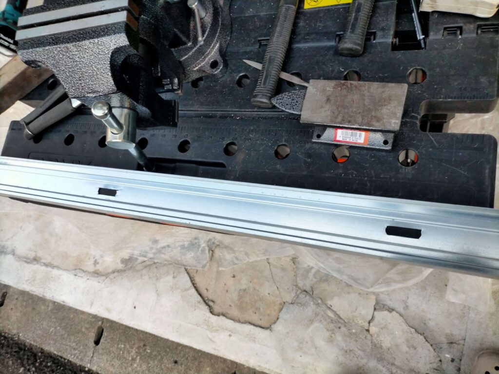 立水栓のステー部を穴あけ加工