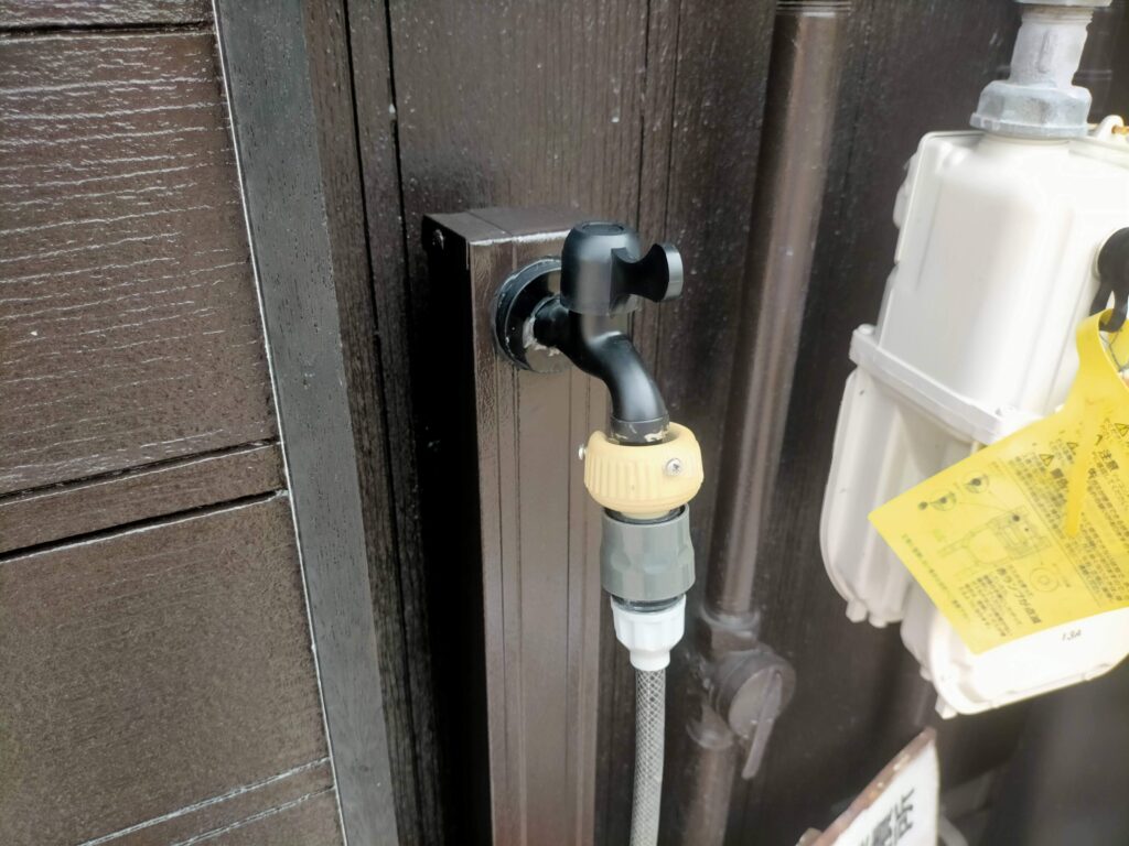 勝手口立水栓軽天化粧カバー施工後