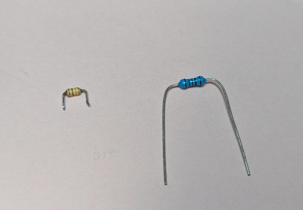 足が腐食した抵抗と新品抵抗10KΩ