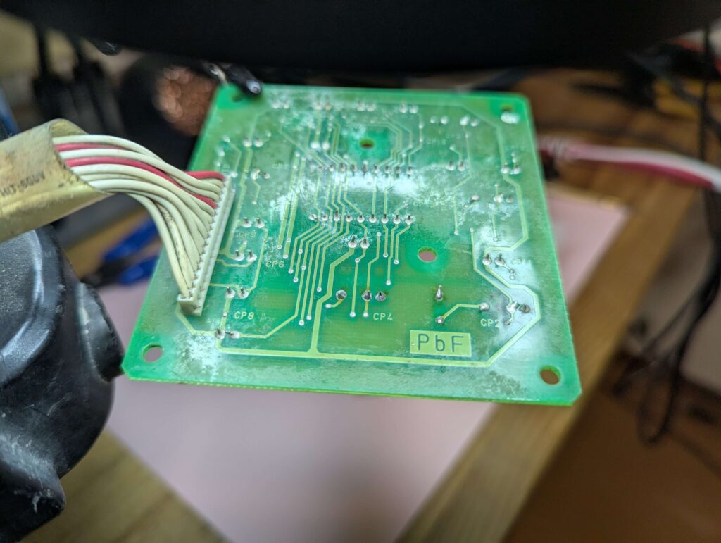 電源タクトスイッチと抵抗R1(10KΩ)をはんだ付けした基板裏