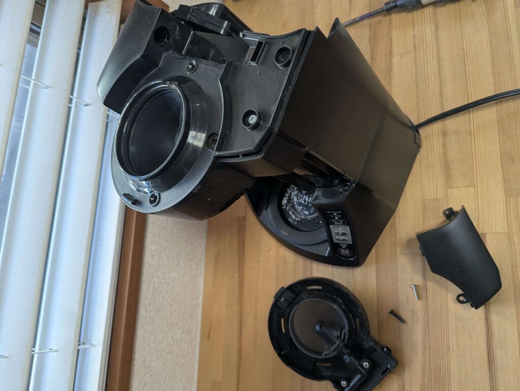 右側のカバーを外すと右側のカバーを外すとドーム部を外すことができて、 隠しネジ（1本）が現れるので外します。