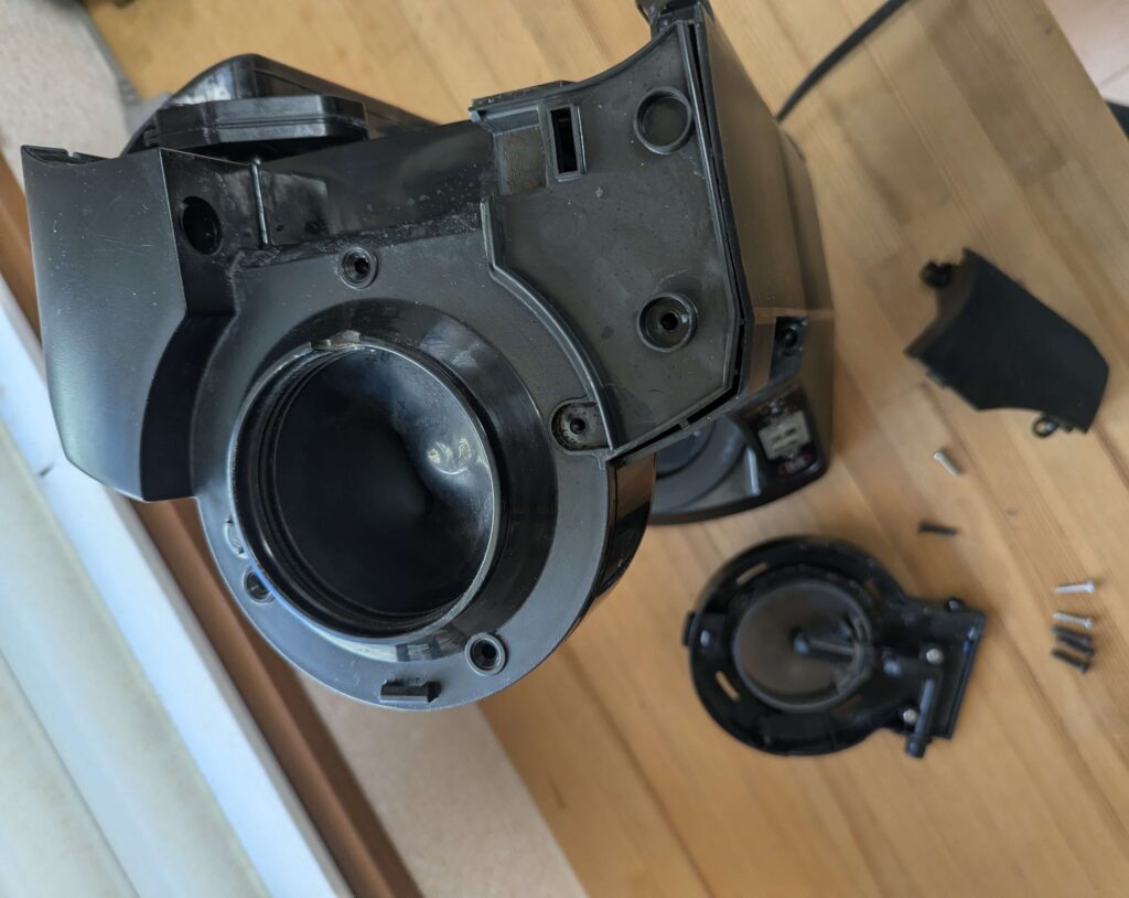 ネジを外すと上部カバーが外せる状態に