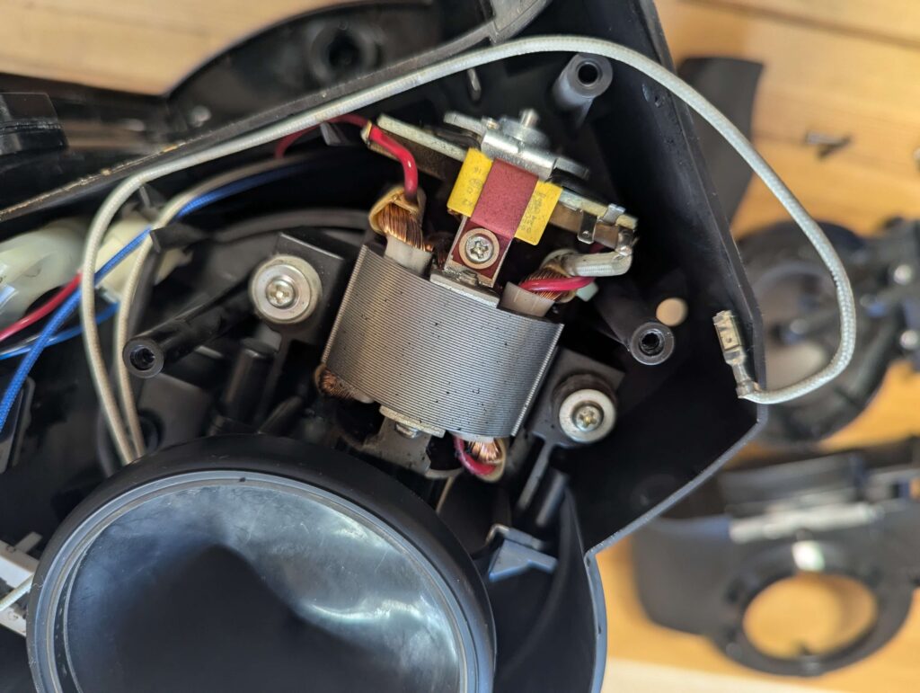 モーターに繋がっている白いケーブルコネクタを外す