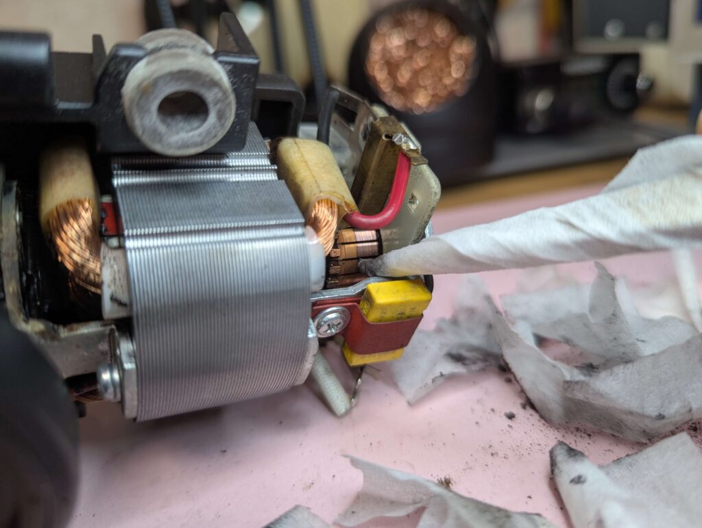 整流子はIPA（イソプロピルアルコール）などで清掃及び脱脂する