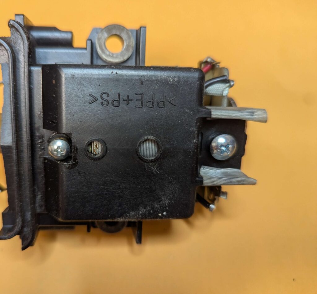 モータープラスチックカバーの固定ネジ２本を外す