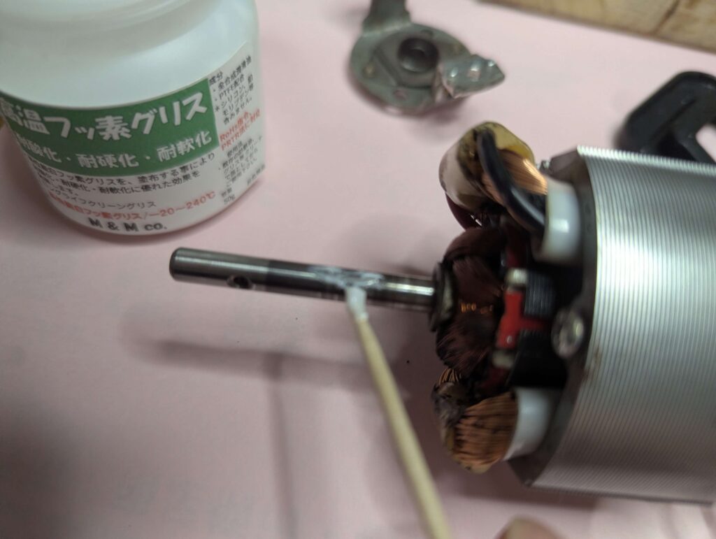 モーターシャフトのグリスアップ