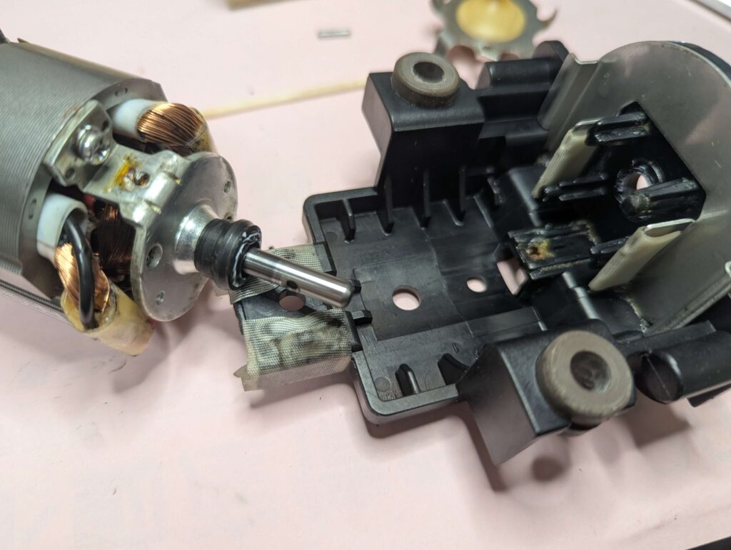 モーターにプラスチックカバーを取り付ける