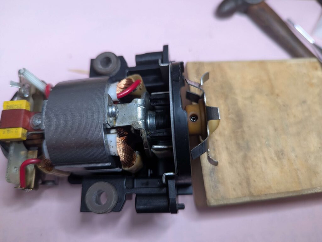 ミル刃をスプリングピンで固定したところ