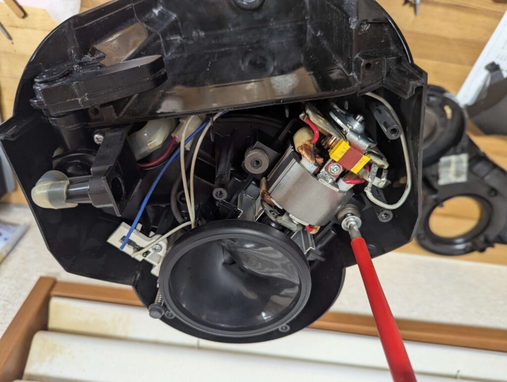 モーターユニット固定ネジ２本を外す