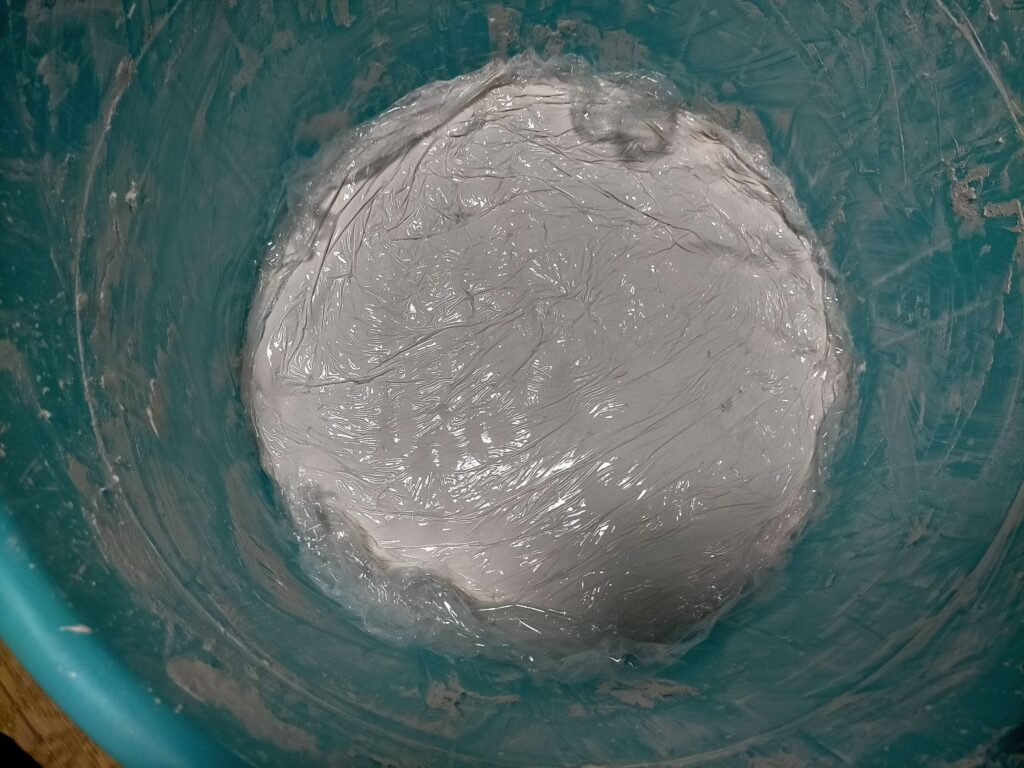 練り上がった漆喰にラップで蓋をして一晩寝かせ、滑らかさを出す工程