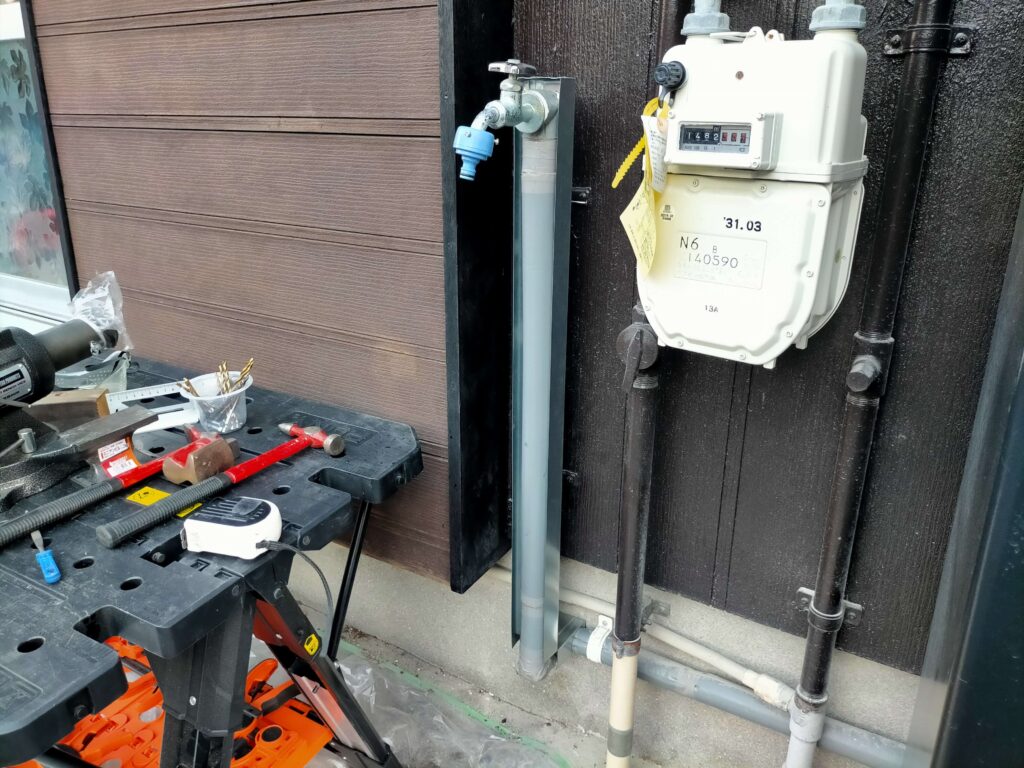 勝手口の立水栓カバーの背面用に加工した軽天を取り付けた全体写真