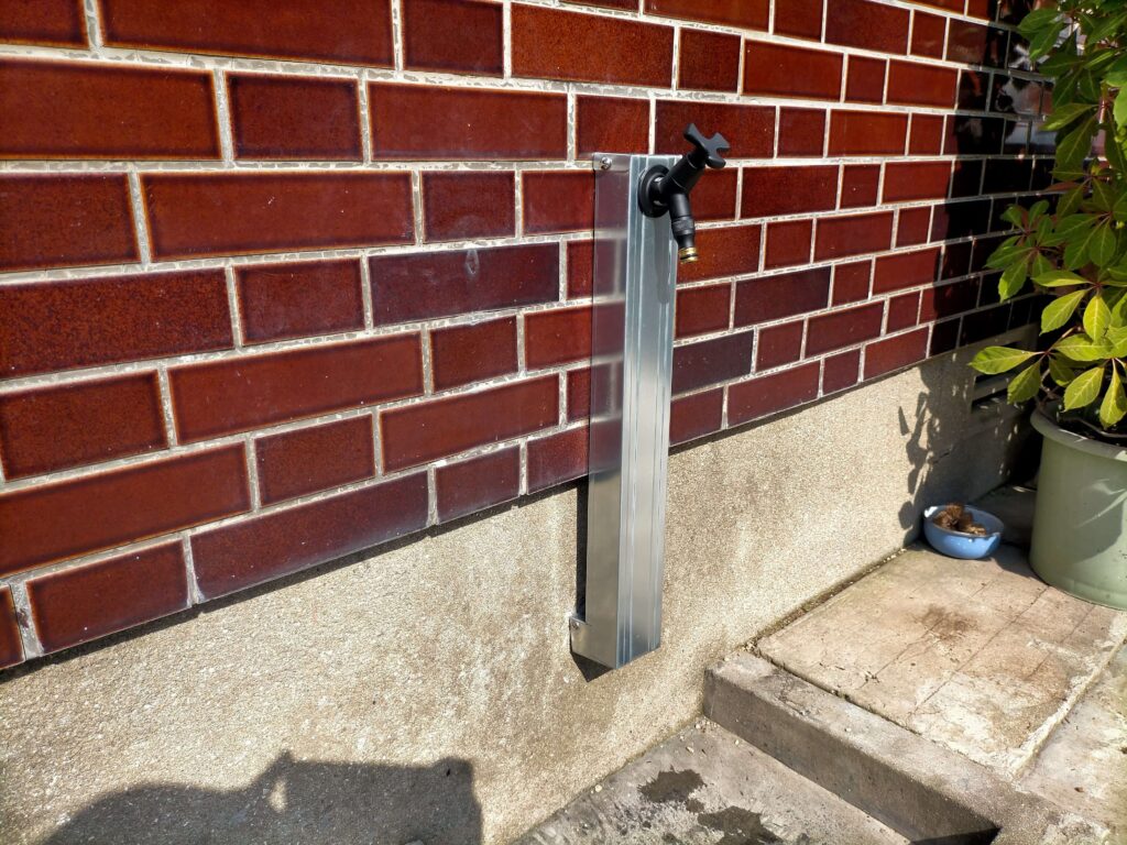 C型の軽天材を抱き合わせて四角い箱状に組み、ビスで固定した立水栓カバーの骨組み