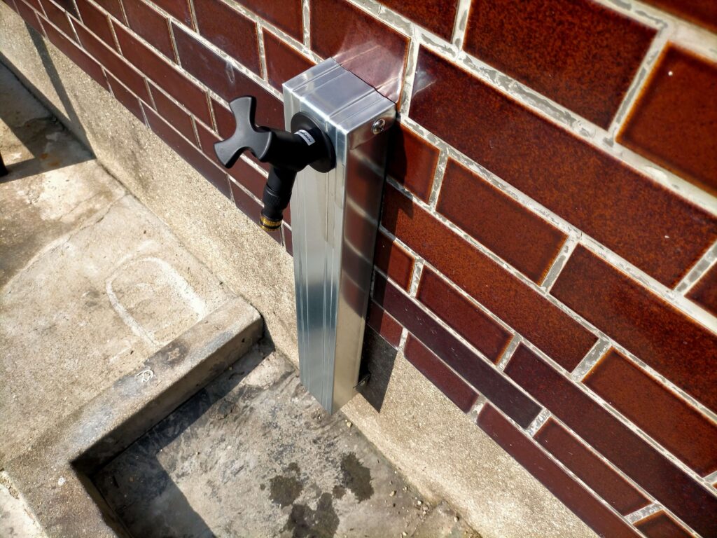 C型の軽天材を抱き合わせて四角い箱状に組み、ビスで固定した立水栓カバーの骨組み上から撮った写真