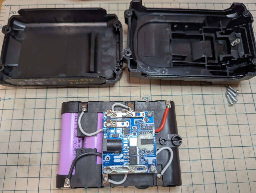 AuTiWOZ 21Vバッテリーを分解した内部構造(18650セル5本直列)