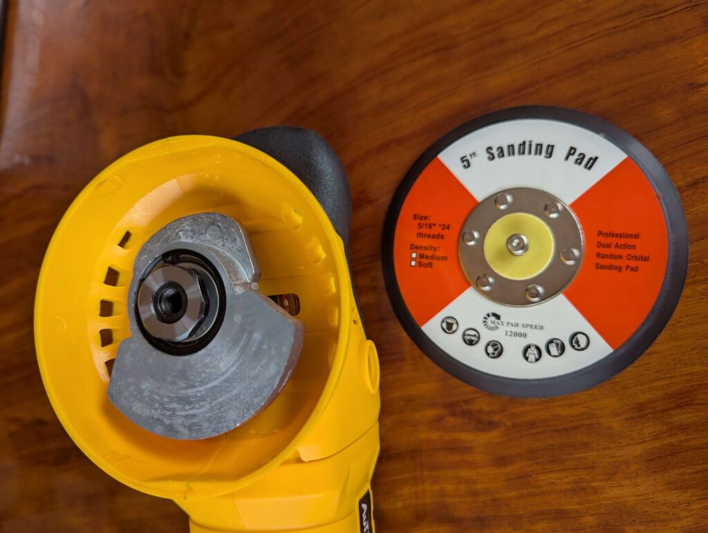 AuTiWOZコードレスポリッシャーの5インチパッドを外した状態(オービット機構が見える)