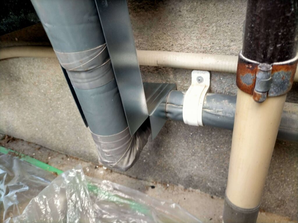 取り付けた勝手口の立水栓カバーの下端に穴あけ加工した所の収まり具合