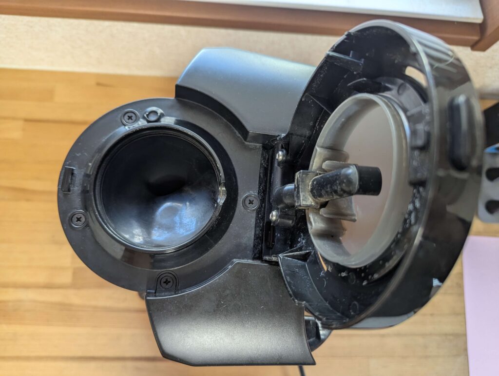 豆投入口周りの黒いプラス皿ネジ4本を外す作業