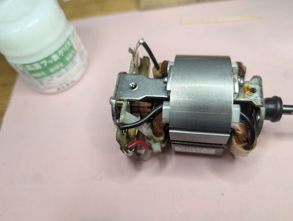 BKTをネジ2本で固定しゴムブッシュを取り付ける作業