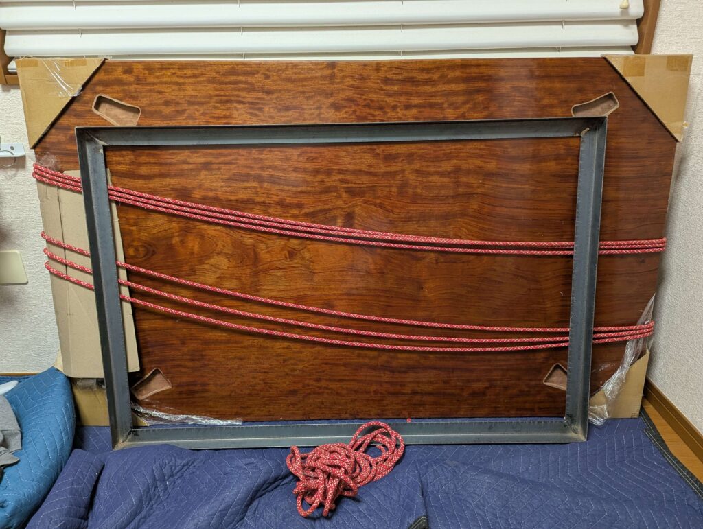 溶接が完了し組み上がった長方形のアイアンテーブル枠