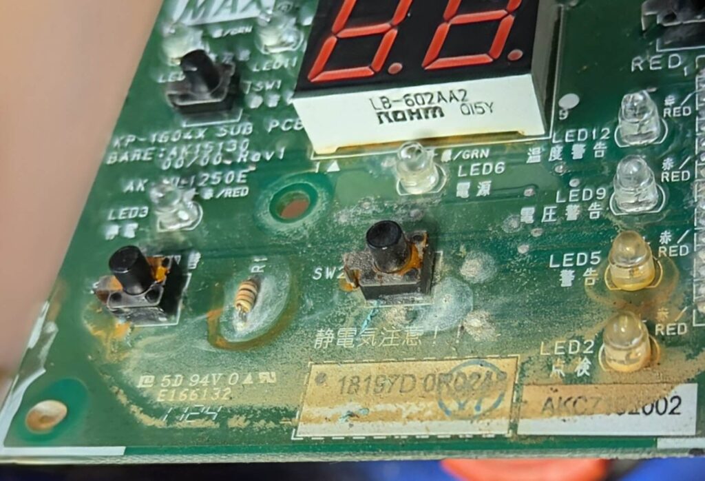 基板上の腐食した電源タクトスイッチと抵抗部品の確認