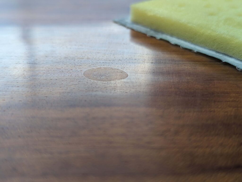 硬化したUVレジンをサンドペーパー1000番で研磨