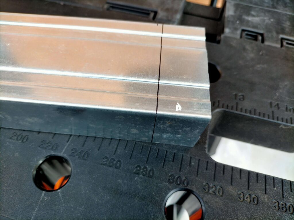 軽天の切る所と曲げる所に墨を入れる