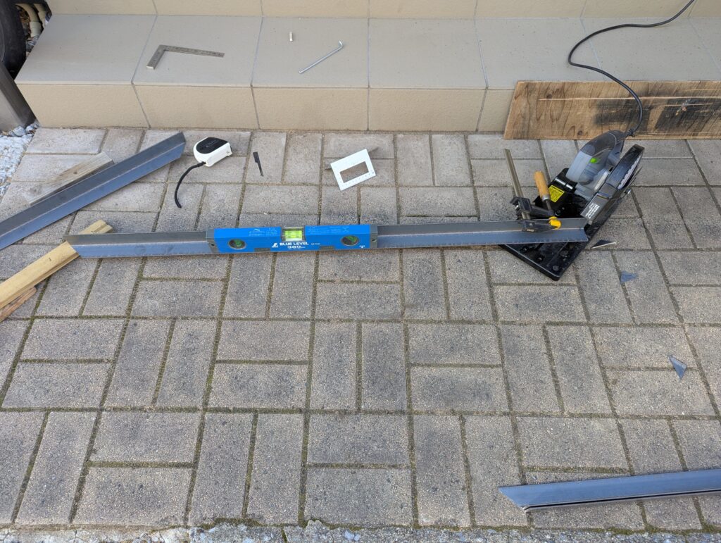 チップソー切断機を使用したアングル鋼材の45度カット作業