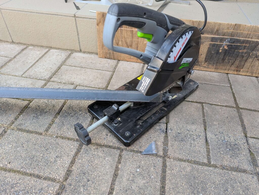 チップソー切断機を使用したアングル鋼材の45度カット作業拡大