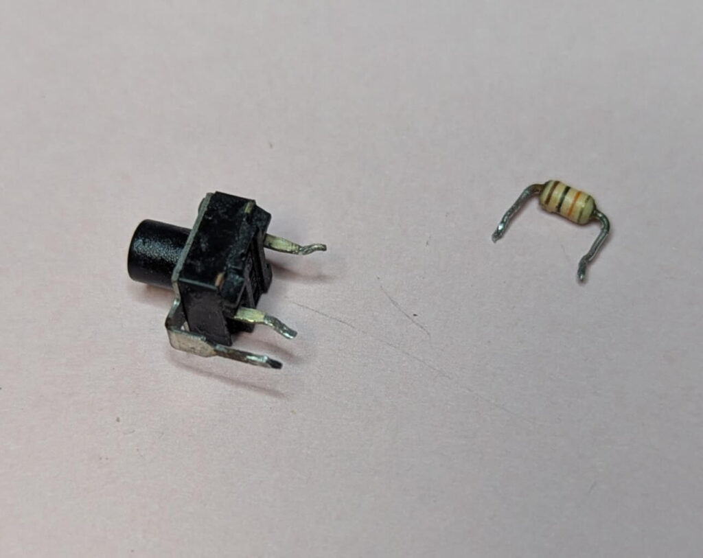 取り外した腐食により足が劣化した10kΩ抵抗と故障した電源用タクトスイッチ