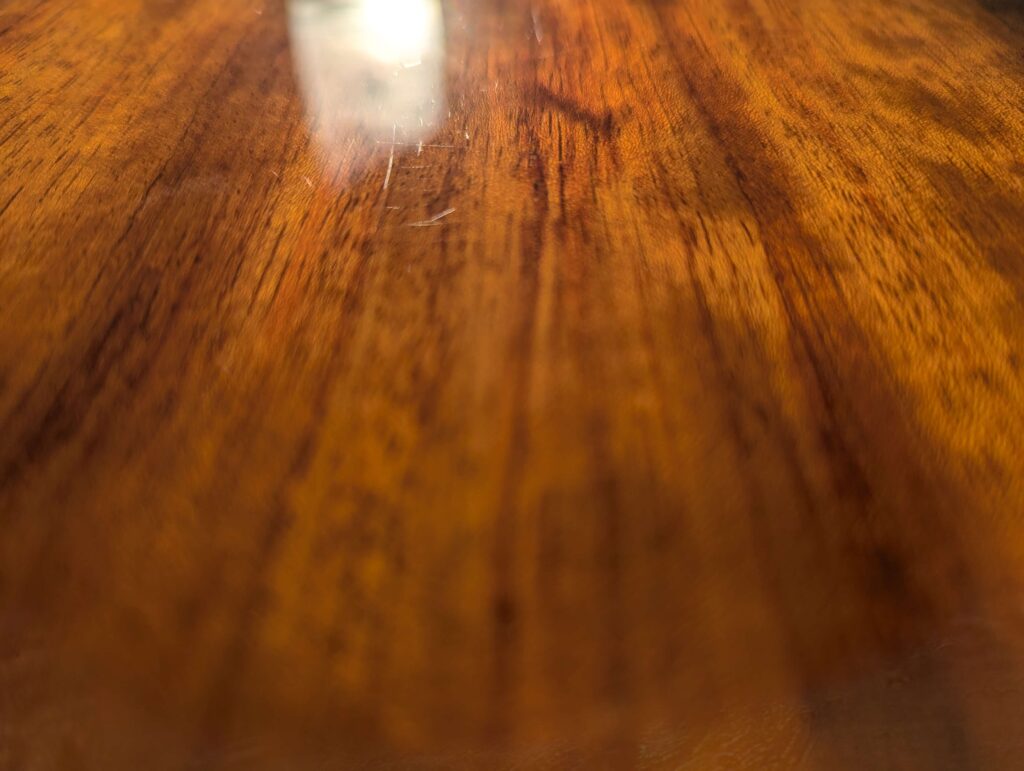 ポリッシャーで3分磨いたダイニングテーブル(磨き傷が消えた状態)