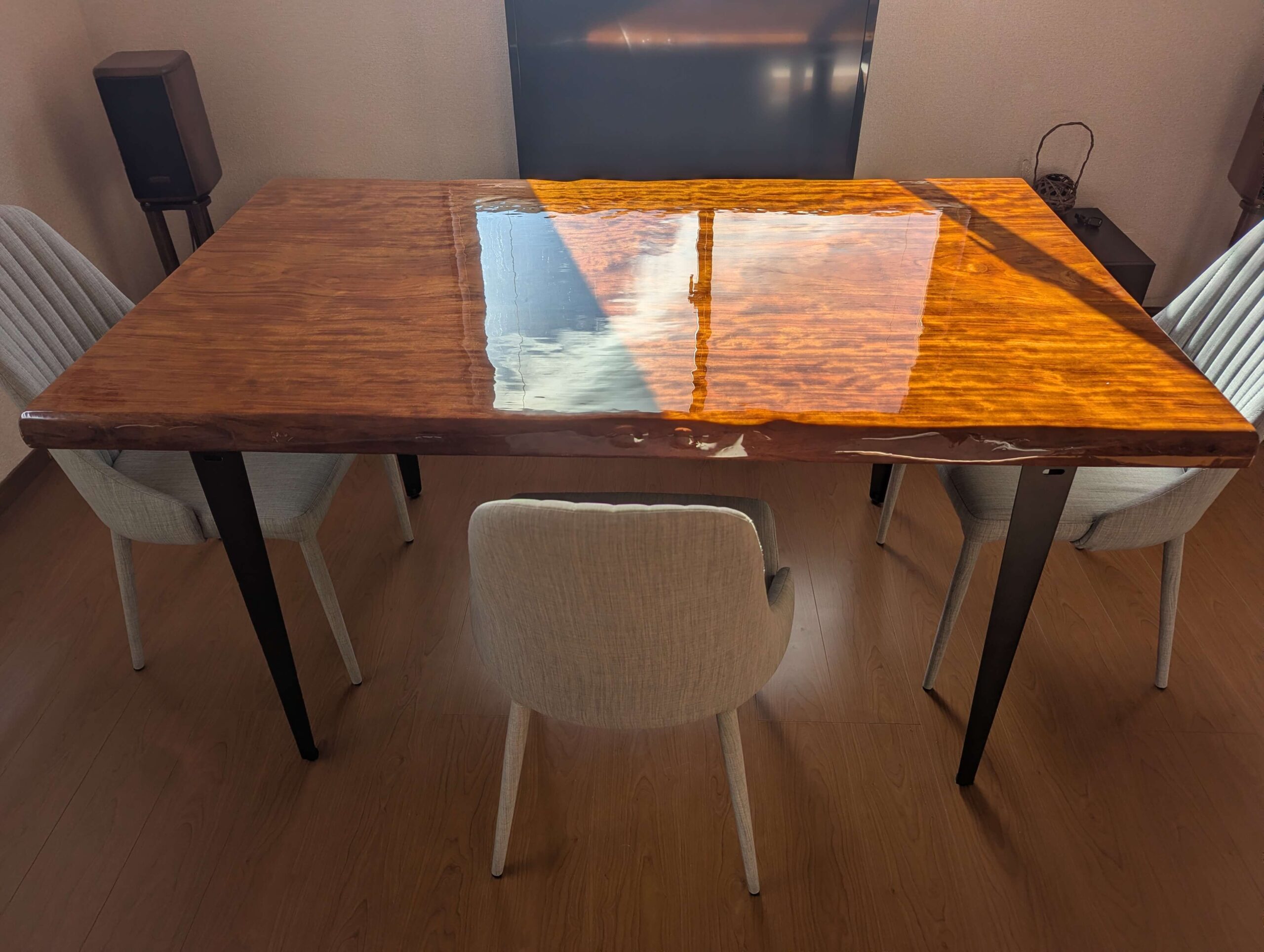 全面を磨き終えたダイニングテーブル(AuTiWOZポリッシャー使用後)