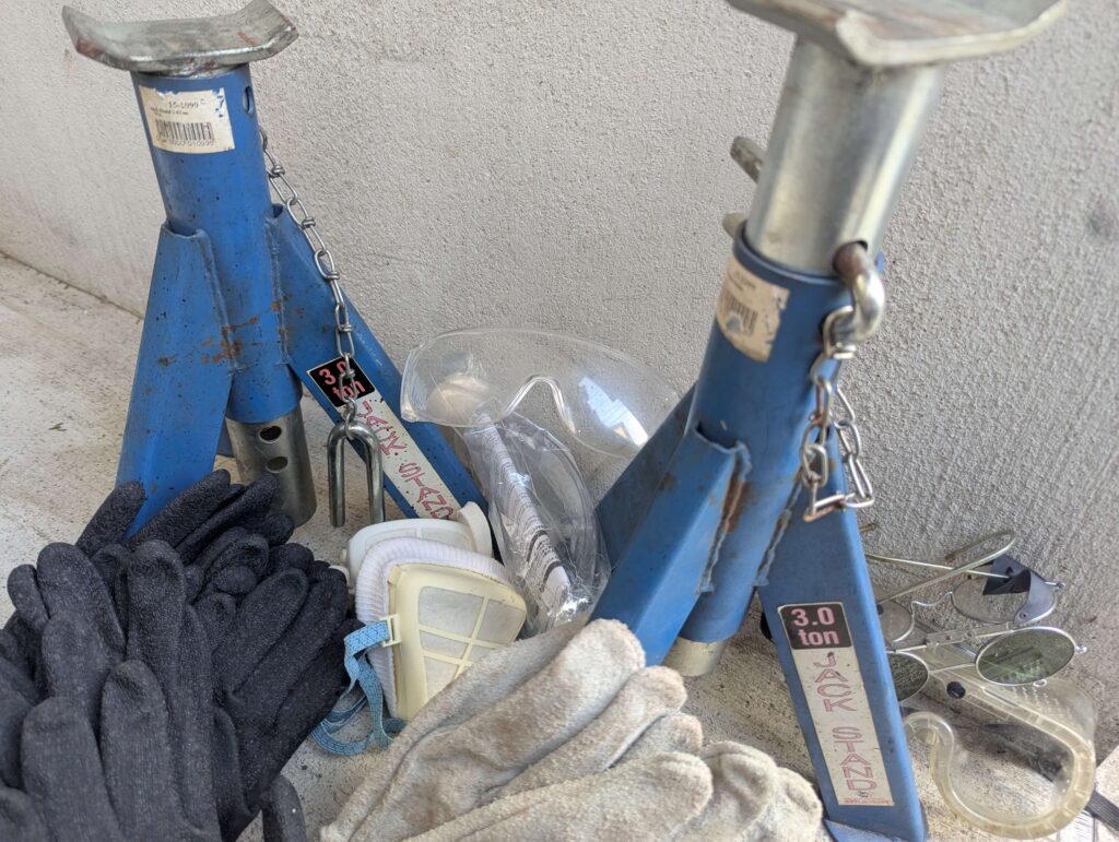 車・バイクのDIY整備に必要な安全装備（保護メガネ、手袋、マスク等）の集合写真