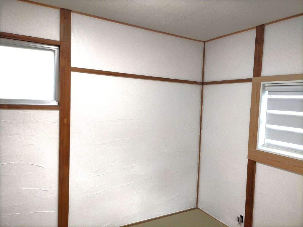 漆喰DIYが完了し、白く明るい雰囲気に生まれ変わった和室