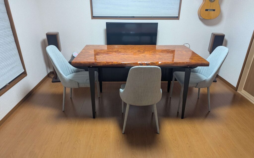 全面を手磨きしたダイニングテーブル