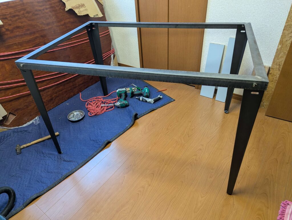 アイアンフレームにドリルで穴を開けボルトで既存の脚を固定した状態
