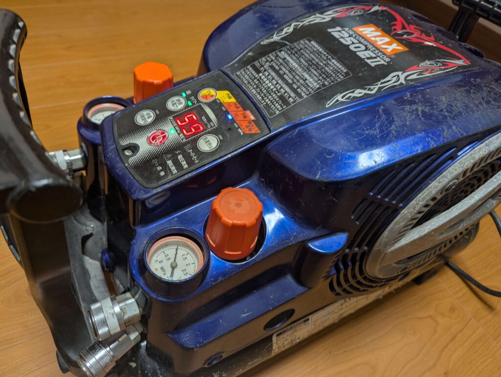 電源が入らないMAXエアコンプレッサーAK-HH1250E2の修理作業