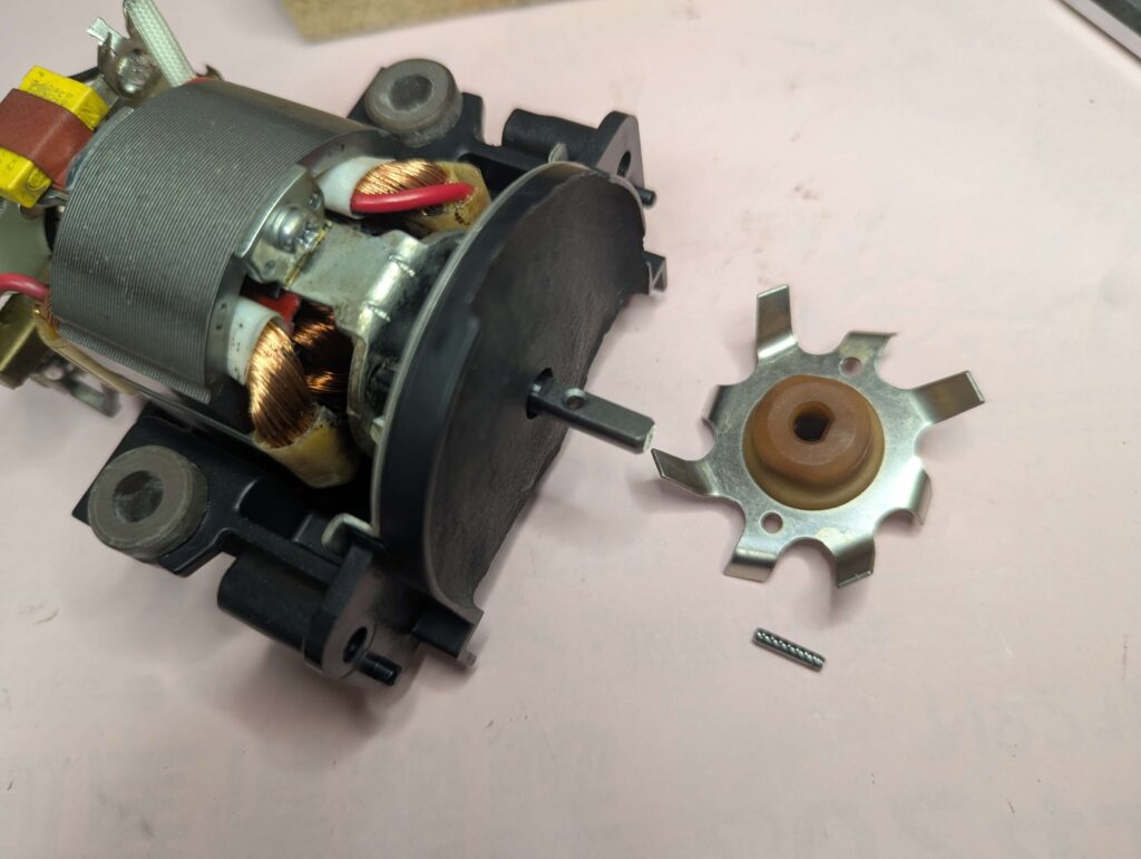 モーターにプラスチックカバーを取り付けたらミル刃を取り付ける