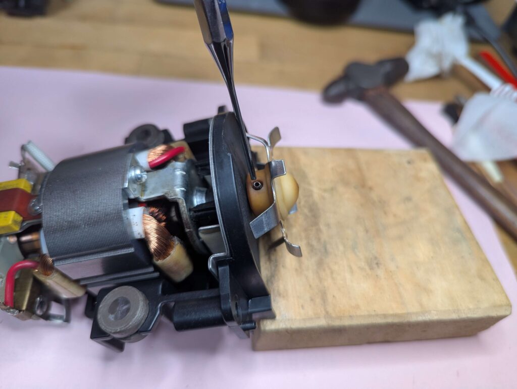 ミル刃のスプリングピンをポンチで入れている作業