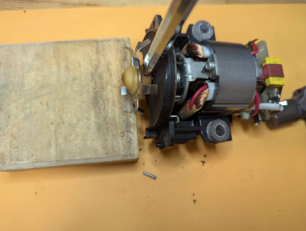 ミル刃を固定しているスプリングピンを2mmポンチで打ち抜いて外す