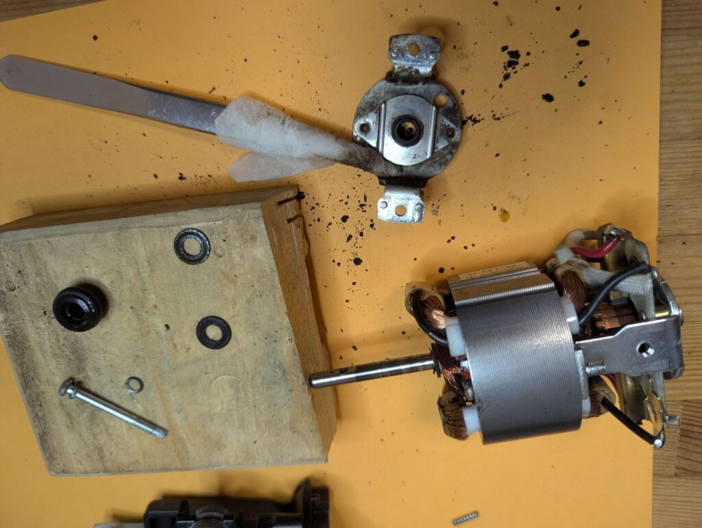 ピンセットとダスパーを使ってモーターローターコアブラケット（BKT）などのモーター部品をIPAで清掃する様子