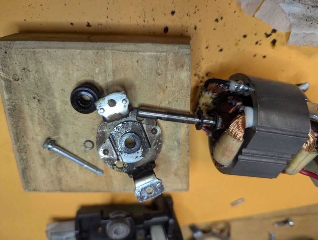 モーターローターコアブラケット（BKT）を固定している２本のネジを外してBKTを外した後に、BKT固定ネジを一本だけ締めもどした状態