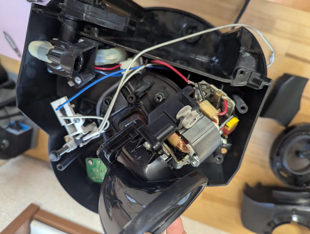 モーターユニット裏側の赤いケーブルコネクタを外してユニットを取り外す