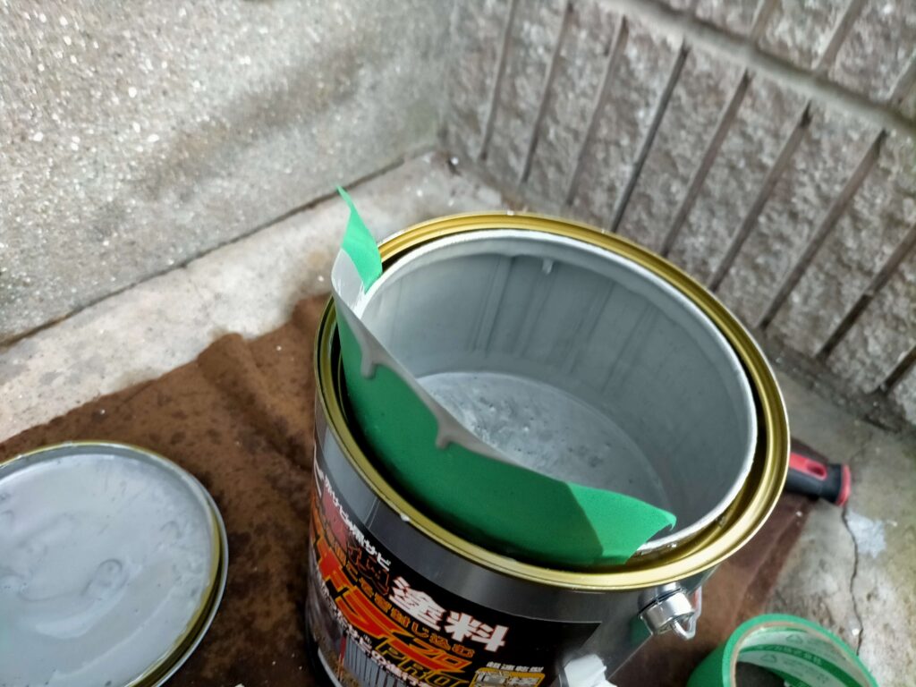 BAN-ZI サビキラー プロ シルバー(サビ転換塗料)別の容器に移す時に養生テープなどを貼って注ぐと容器が汚れない裏技