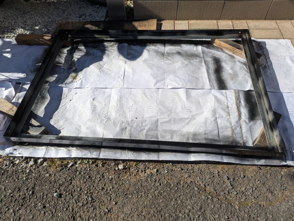 車用シャーシブラックを使用してフレームをマットブラックに塗装する工程