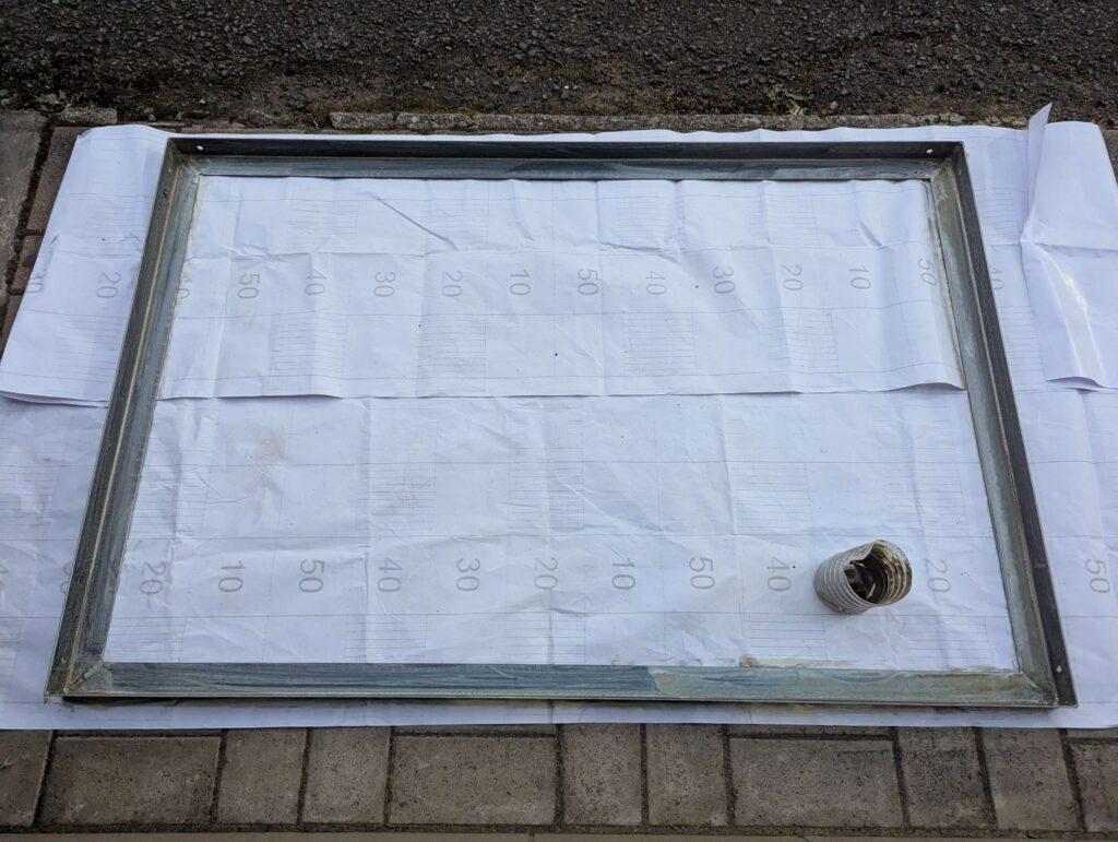 アイアンフレームのサビ防止としてサビキラーを塗布している様子