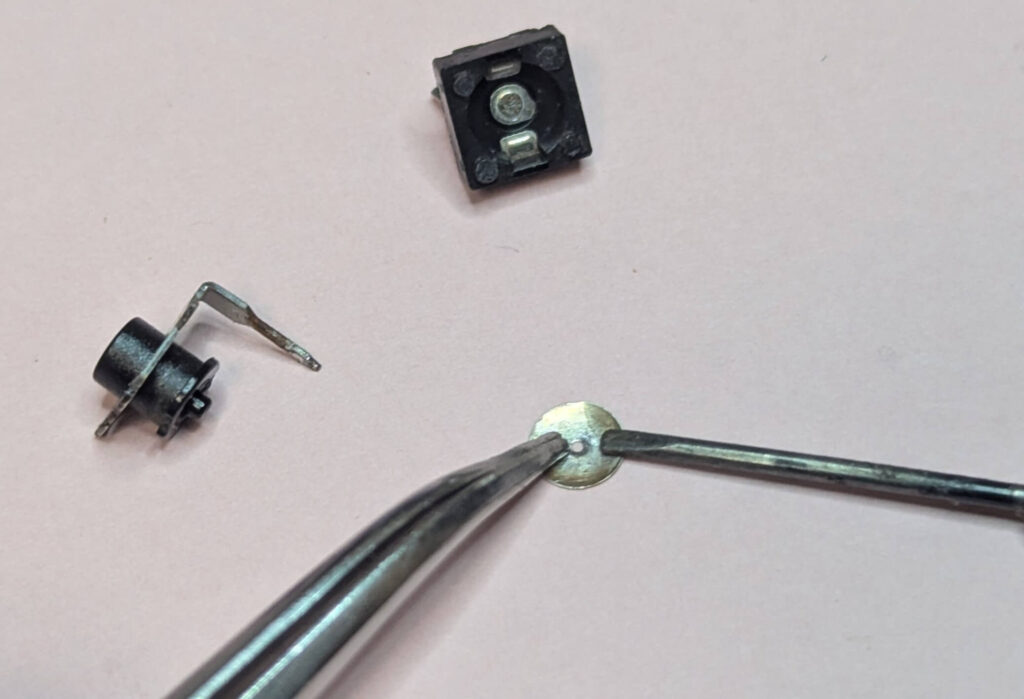 清掃して導通が回復したタクトスイッチ内部の金属パーツ