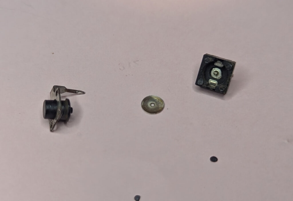 分解したタクトスイッチ内部の接点と丸バネの腐食状態