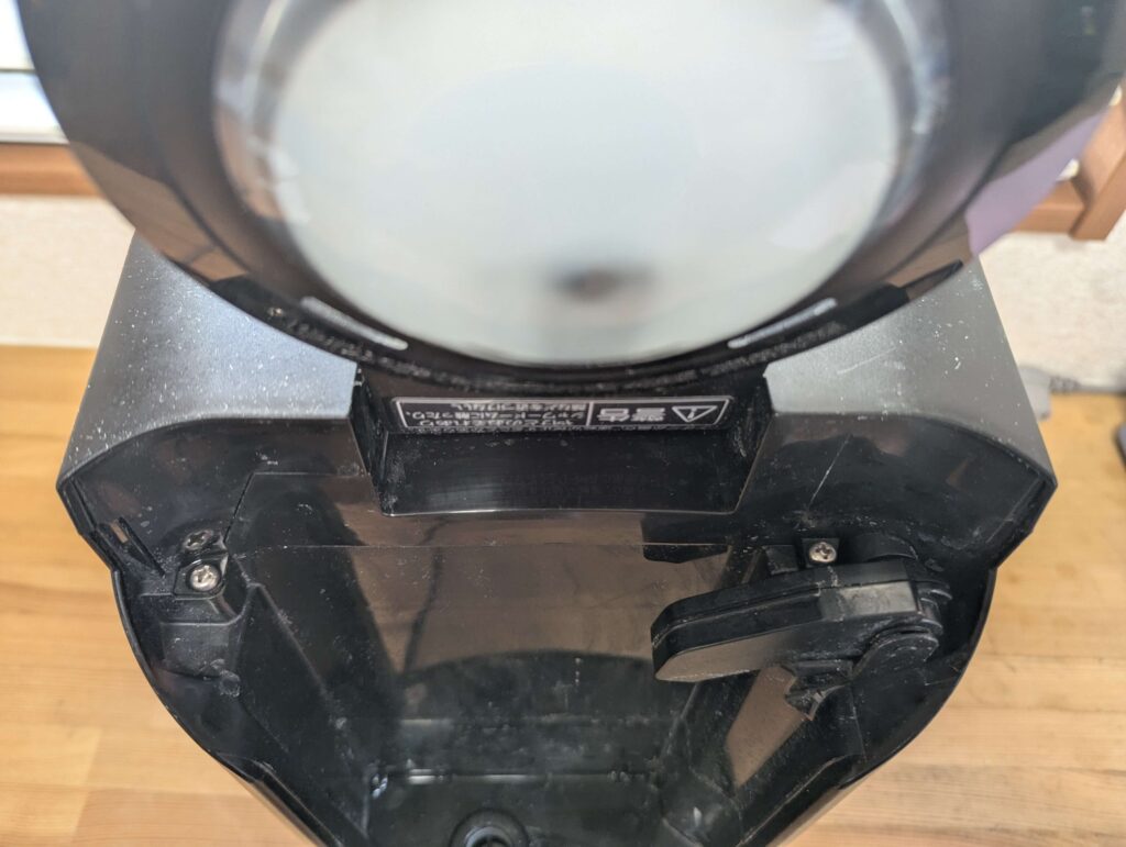 コーヒーメーカー背面上部のプラスネジ2本を外す作業