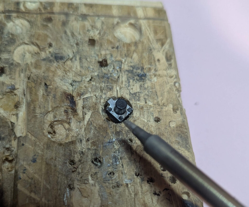 ハンダごてを使って樹脂を溶かしタクトスイッチを再封入・固定する