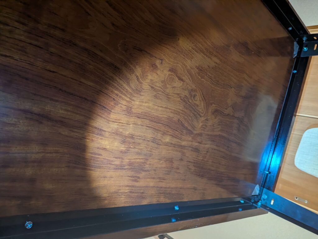 リメイク完了後のダイニングテーブルのアイアン脚と天板の接合部詳細